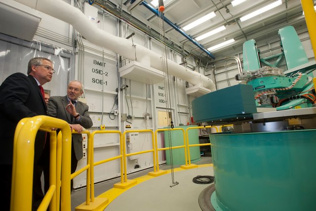 Federal Minister of State for Science and Technology Tours the CLS Image